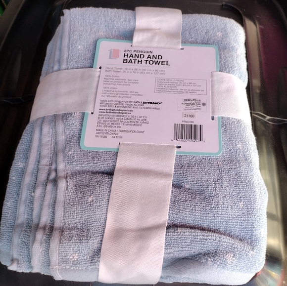 Marmalade Holiday Penguin 2 Piece Hand Towel & Bath Towel Set in Blue Snow NWT - Picture 2 of 2